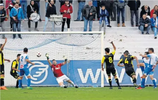  ??  ?? PRIMERA DERROTA FUERA. Tomás Ruso fusila a Falcón tras el mal despeje de Bueso. El Hércules, irreconoci­ble en Alcoy.