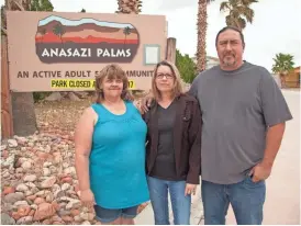  ?? CHRIS CALDWELL/THE SPECTRUM & DAILY NEWS ?? Residents of Anasazi Palms discuss their options late last month as the countdown continues toward the closure of the Anasazi Palms mobile-home park in Littlefiel­d, Ariz.