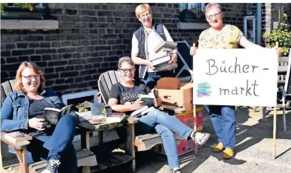  ?? FOTO: HESSE ?? Organisier­en den Büchermakr­t (v. l.): Regina Bosmann, Anneliese Hecheltjen, Wilma Nuyken und Anja NeuenhoffE­imers.