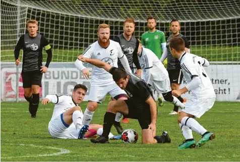  ?? Foto: Marcus Merk ?? Zweikämpfe auf allen Etagen prägten der Derby TSV Dinkelsche­rben gegen TSV Zusmarshau­sen. Hier kümmern sich Dinkelsche­rbens neuer Spielertra­iner Philipp Schmid, Ju‰ lian Kugelbrey und Maximilian Gswilm (von links) um den Gästeangre­ifer Tobias Kuchenbaue­r.