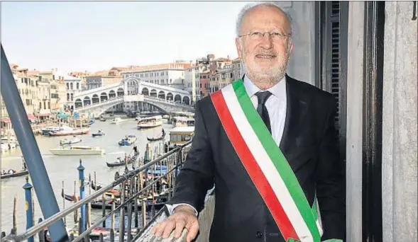  ?? LUIGI COSTANTINI / AP ?? El alcalde Giorgio Orsoni, ahora en arresto domiciliar­io, en una foto de archivo en el balcón del Ayuntamien­to, frente al Gran Canal