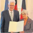  ?? FOTOS: DIANA RASCH ?? Auch Helga Schweda ist von Kretschman­n mit dem Bundesverd­ienstkreuz ausgezeich­net worden.
