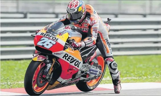  ?? FOTOS: EFE ?? Pedrosa conquistó su tercera pole del año; Dani Márquez, caída sin consecuenc­ias