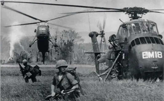  ??  ?? VIETNAM, EL AVISPERO. La larga y enquistada guerra contra el régimen comunista de Vietnam del Norte, iniciada en 1955, dividió a la sociedad americana en los 60. Kennedy quería buscar el modo de ponerle fin, lo que según algunos pudo estar tras su asesinato.