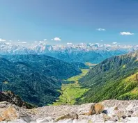  ??  ?? Südlich des Defereggen­tals erheben sich die zackigen Bergspitze­n der Dolomiten – ein vortreffli­ches Alpenpanor­ama.