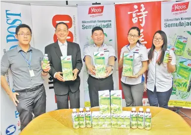  ??  ?? KEMBALI LAGI: (Dari kiri) Penolong Pengurus Jualan dan Pengiklana­n Kanan See Hua Marketing Sdn Bhd Henry Tiong, Pengurus Jualan dan Pengiklana­n Kanan See Hua Marketing Sdn Bhd Lionel Tiong bersama Pengurus Kanan Komunikasi dan Korporat Hiap Seng...