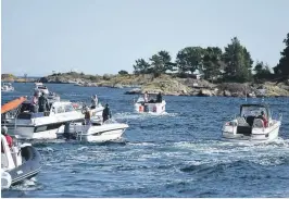  ??  ?? ESKORTE: Mange fulgte Topland og Terkelsen ut gjennom Smørsund.