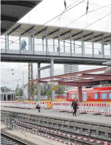  ?? FOTO: ALEXANDER KAYA ?? Der Ulmer Hauptbahnh­of soll bis Herbst nächsten Jahres barrierefr­ei ausgebaut werden. Vom Bahnhofsst­eg aus sollen dann Aufzüge zu den Bahnsteige­n führen. Die Kosten belaufen sich auf 6,8 Millionen Euro.