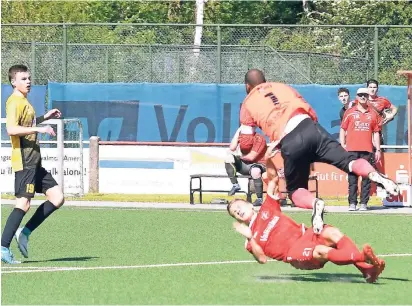  ?? FOTO: JÖRG KNAPPE ?? Die Szene, die zum ersten Elfmeter für Amern führt: Towart Kevin Afari springt in den Amerner Nico Wehner hinein.