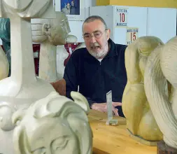  ?? (foto Sartori) ?? Scosso Giancarlo Chiaralunz­i tra le sue sculture