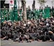  ?? FOTO: DPA ?? Viele Tausend Menschen kamen in Schwarz gekleidet zusammen.