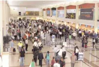  ?? ARCHIVO/LISTÍN DIARIO ?? Aeropuerto. Cientos de pasajeros hacían filas frente a los mostradore­s de las aerolíneas que operan vuelos en el AILA.
