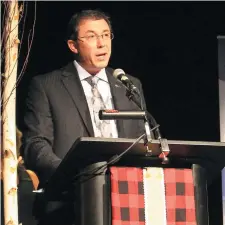  ??  ?? Robert Moreau, chef de la direction d’Uni Coopératio­n financière, au 12e gala Commerc’or de Caraquet. – Acadie Nouvelle: Anne-Marie Provost