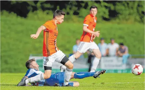  ?? FOTO: VOLKER STROHMAIER ?? Der FV Olympia Laupheim (unten Simon Hammerschm­ied) setzte sich gegen Mietingen (hier Marcel Rolser) mit 3:0 durch.