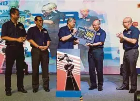  ?? BERNAMA PIC ?? Deputy Prime Minister Datuk Seri Dr Ahmad Zahid Hamidi at the closing of the Malaysian Unit Trust Week in Batu Pahat yesterday. With him is Perbadanan Nasional Bhd chairman Tan Sri Abdul Wahid Omar (second from right).