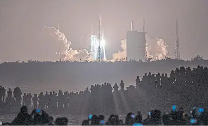  ?? Afp ?? El Larga Marcha 5 despegó ayer del Centro Espacial Wenchang, en la isla de Hainan