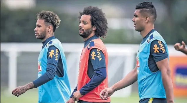  ??  ?? UNA PIÑA EN LA ‘CANARINHA’. Marcelo y Casemiro mantienen una relación estrecha con Neymar en Brasil y los dos han recomendad­o públicamen­te el fichaje de su compatriot­a.