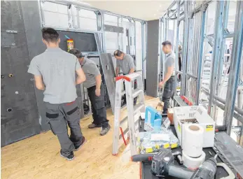  ?? FOTO: FRANK RUMPENHORS­T/DPA ?? Teile eines Bades können heute schon in der Werkstatt des Installate­urs vorgeferti­gt werden. Dadurch ist ein Umbau oft schon innerhalb eines Tages möglich.