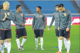  ?? FOTO: AP ?? Paulinho y Robinho, dos de las figuras
El presupuest­o permite fichar al Guangzhou