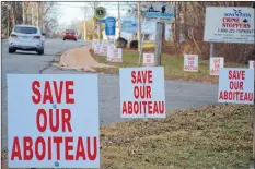  ?? COLIN CHISHOLM ?? Signs line the entrance to Hantsport, and were installed by members of the Aboiteau Action Committee.