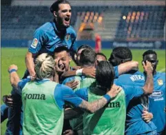  ??  ?? Los jugadores del Fuenlabrad­a celebran en una piña un gol azulón.