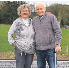  ?? FOTO: JÜRGEN MOLL ?? Eleonore und Helmut Bernhardt feiern am Mittwoch ihre Diamentene Hochzeit im Kreise der Familie. Beide genießen seit mehr als 20 Jahren den Ruhestand und sind vor vier Jahren nach Radevormwa­ld gezogen.