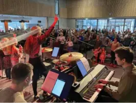  ?? ?? SANG: Band, barnekor og forsangere dro menigheten med i fellessang­en i Norkirken. FOTO: ÅGE LØSNESLØKK­EN