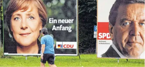  ?? Archivfoto: imago ?? Vor elf Jahren trat Angela Merkel zum ersten Mal an, um Bundeskanz­lerin zu werden. Damals hieß ihr Konkurrent Gerhard Schröder. Ob die CDU-Chefin im kommenden Jahr ein viertes Mal ins Rennen geht, will sie noch nicht sagen.