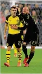  ?? SEAN M. HAFFEY / GETTY IMAGES ?? LAFC’s Laurent Ciman (right) apologizes to Borussia Dortmund’s Christian Pulisic after a hard tackle Tuesday at Banc of California Stadium.