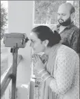  ?? SAMEER SEHGAL/HT ?? ▪ Devotees using binoculars to view Kartarpur Sahib, located across the border in Pakistan, August 25