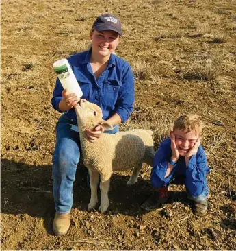  ?? PHOTO: CONTRIBUTE­D ?? HELPING OUT: RSG student Sophie Jones with younger brother Noah on their family property, Padua, near Illfracomb­e.