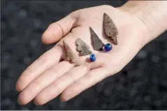  ?? @IMartensHe­rald ?? An archeologi­st displays traditiona­l and metal arrow points and glass trade beads found at a site near Crandell Campground in Waterton.