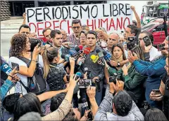  ?? RAYNER PEÑA R./EFE ?? • Los periodista­s denunciaro­n ante la Fiscalía las agresiones del chavismo cuando arribó Juan Guaidó a Caracas.
