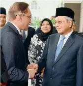  ??  ?? Anwar Ibrahim (left) greets Malaysia’s Prime Minister Mahathir Mohamad at the National Palace.