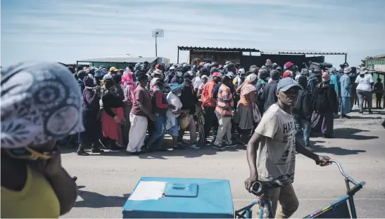  ?? Picture: Jacques Nelles ?? RUSH. Residents of Olievenhou­tbosch in Centurion out in full force to receive food parcels on Saturday. Some people started queuing the previous day.