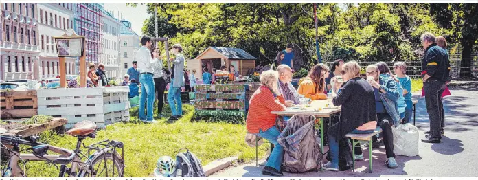  ??  ?? Der Matznergar­ten ist heuer in seiner ersten, richtigen Saison. Das Motto „Gemeinsam wachsen“gilt nicht nur für die Pflanzen. Die Anrainer kommen hier zum Tratschen aber auch für Workshops zusammen