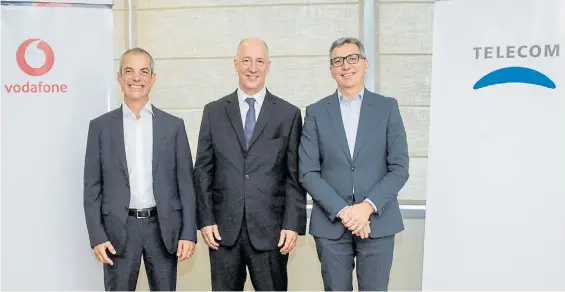  ??  ?? Innovación. Diego Massida, CEO de Vodafone, el embajador británico, Mark Kent y Carlos Moltini, CEO de Telecom.
