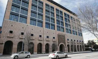  ?? TomReel / Staff photograph­er ?? CBRE is bringing its local offices under one roof on the top floor of the Oxbow building, above.