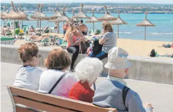  ?? FOTO: DPA ?? Das Glück der späten Jahre dauert am Mittelmeer länger: Senioren auf einer Bank auf Mallorca.
