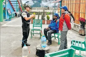  ?? YADIRA ILLESCAS ?? Seguridad. Guardias comunitari­os revisan carros y personas en la feria.