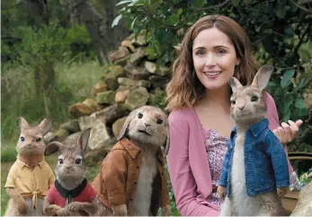  ?? SONY PICTURES HANDOUT IMAGE ?? Mopsy (voiced by Elizabeth Debicki), Flopsy (voiced by Margot Robbie), Benjamin (voiced by Colin Moody), Bea (Rose Byrne) and Peter Rabbit (voice by James Corden) appear in a scene from the Sony Pictures film Peter Rabbit.