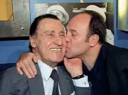  ??  ?? Momenti In alto, Alberto Sordi sindaco per un giorno per i suoi 80 anni. Sopra, il bacio di Carlo Verdone