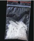  ?? FOTO: DPA ?? Ein Fund der synthetisc­hen Droge Crystal Speed: Ein Großdealer von Amphetamin­en wird wegen sechsfache­n Handels mit der Droge Speed sechs Jahre und zehn Monate weggesperr­t.