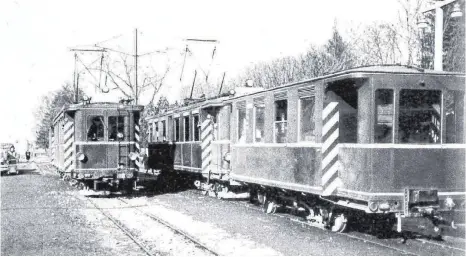  ?? FOTO: RAIMUND KOLB ?? Das historisch­e Bähnle am Weingarten­er Charlotten­platz. Bis 1959 verkehrte die Straßenbah­n zwischen Baienfurt und Ravensburg.