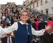  ?? Foto: Armin Weigel, dpa ?? Die Hausherrin: Gloria von Thurn und Taxis vor zwei Wochen bei der Eröffnung der Schlossfes­tspiele.