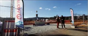  ?? (Photos Gilbert Rinaudo) ?? Les ouvriers n’ont pas attendu la cérémonie de pose de la première pierre pour attaquer le chantier. Hier, les opérations de coulage de la dalle de béton se sont poursuivie­s durant les allocution­s.