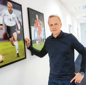  ?? Foto: Bernd Thissen, dpa ?? Carsten Ramelow vor einem Bild von Carsten Ramelow. Der ehemalige Bundesliga­spieler ist Vize-Präsident der Spieler-Gewerkscha­ft. Da ist er in der Corona-Krise natürlich sehr gefragt.