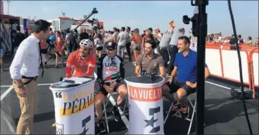  ??  ?? META. Alberto Contador comenta la etapa en el set de Eurosport instalado en La Covatilla.