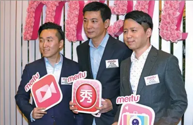  ?? EDMOND TANG / CHINA DAILY ?? Meitu CFO Gary Ngan (left), founder and Chairman Cai Wensheng (middle), and founder and CEO Wu Xinhong pose for a photo during Meitu IPO news conference in Hong Kong.