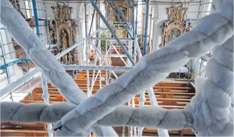  ?? FOTO: MATTHIAS BECKER ?? Viele Kirchen im Allgäu sind renovierun­gsbedürfti­g – auch die Kirche St. Peter und Paul in Petersthal (Oberallgäu). Seit Längerem ist sie deshalb eingerüste­t, damit die Fachleute die Decke ausbessern können.